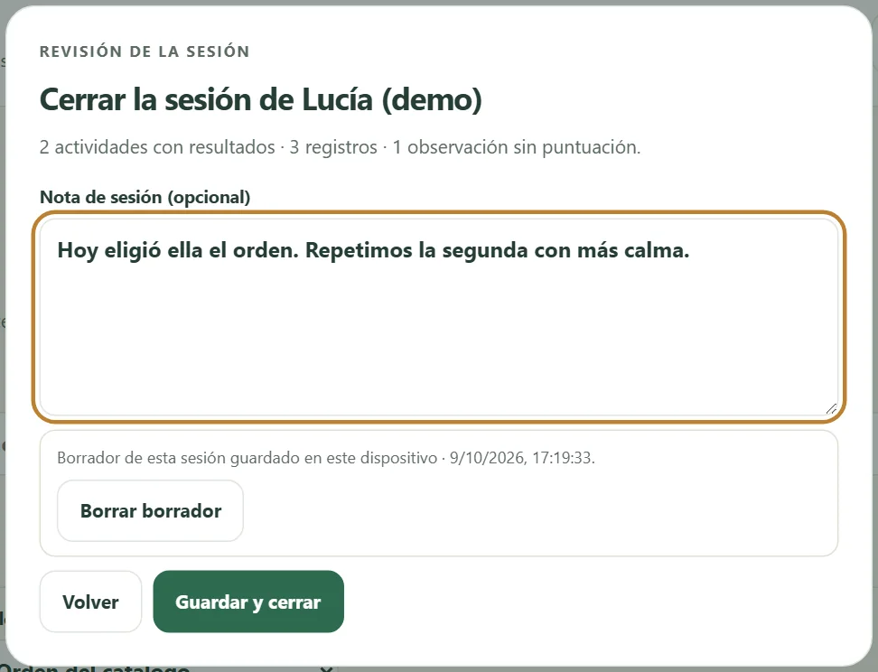 Ventana Revisión de la sesión: «Cerrar la sesión de Lucía (demo)», el resumen automático y el campo Nota de sesión con el texto escrito por el profesional.
